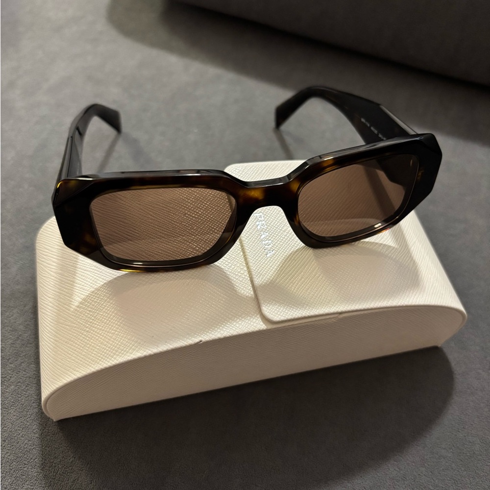 Stylish Tortoiseshell Sunglasses SPR 17W